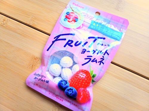 カバヤFRUITヨーグルトラムネミックスベリーのパッケージ