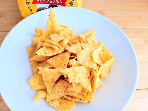 お皿に開けた湖池屋ドンタコストリュフ＆ソルト