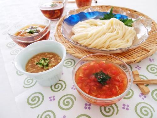 お好みで味わい自在！つけつゆ3種で楽しむ冷やしうどんレシピ