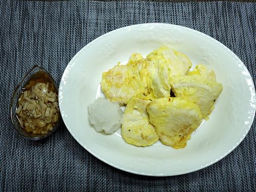 どんなソースにも合う【鶏むね肉のピカタ】！おろしなめ茸添えで