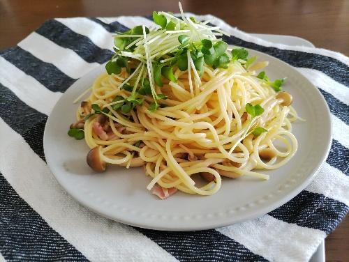 【しめじとかいわれのにんにくパスタ】定番食材と余りがち食材で