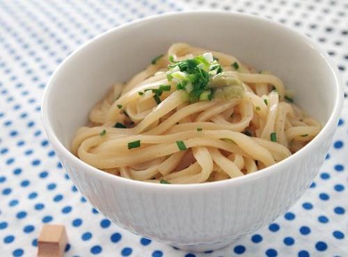 刻みねぎと調味料で簡単に作る！絶品わさびうどんレシピ