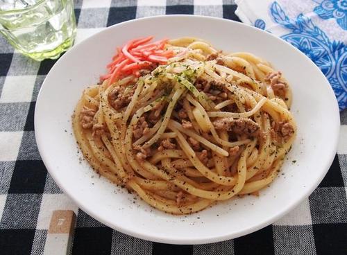 ガッツリ食べたい時に！もやしたっぷりのスパイシー焼きうどんレシピ