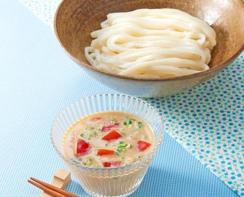 暑い日におすすめ！【たたきオクラとトマトの豆乳みそだれつけうどん】！