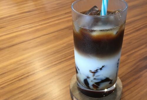 【2層のカフェオレ】クラッシュコーヒーゼリーを入れてすっきり