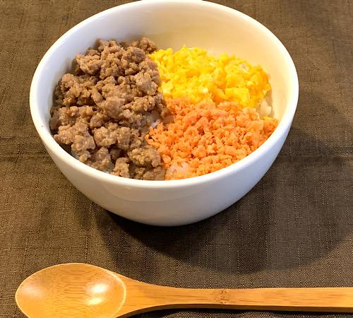 【三色そぼろ丼】肉そぼろに卵と鮭の彩りをプラス！