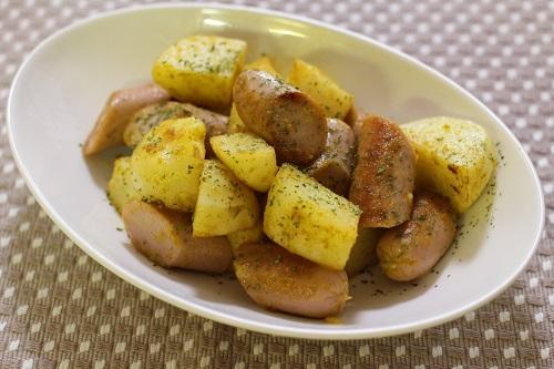 【魚肉ソーセージとじゃがいものカレーマヨソテー】おつまみにピッタリ！