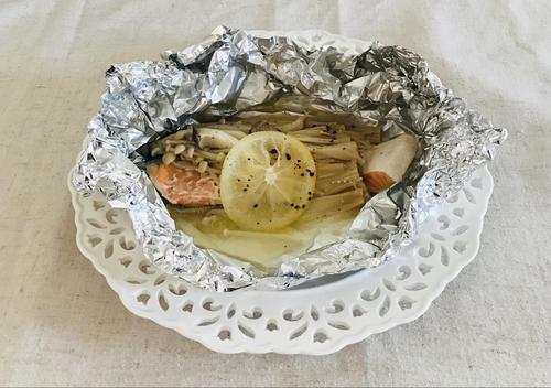 【鮭ときのこのホイル焼き】アルミホイルで包んでバター焼きに！