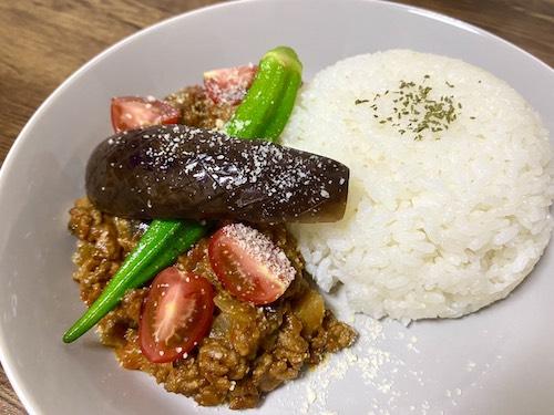 【旬野菜たっぷりトマトキーマカレー】オクラやミニトマトで彩りよく！