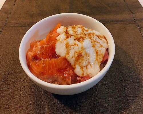 【サーモンマグロ丼】山芋をプラスして食べ応えバツグン！