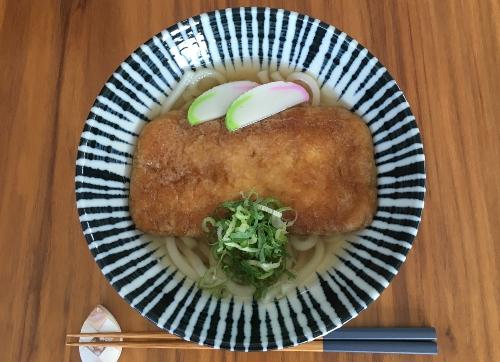 【きつねうどん】大きなお揚げがのった寒い日に食べたい一杯！