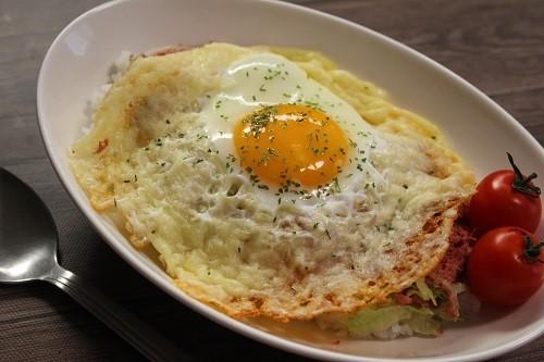 コンビーフチーズ目玉焼き丼