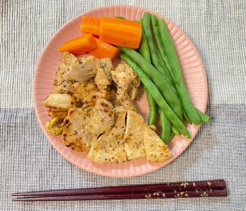 「鶏肉と豚肉のあんずマスタード焼き」