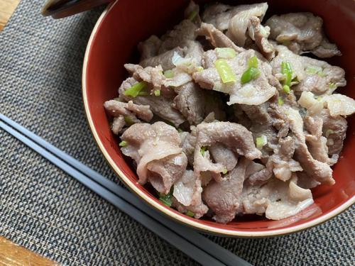 「ささっと作れるお手軽ネギ塩豚丼」