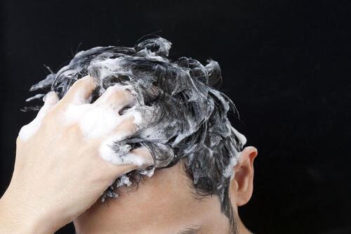 頭を洗う男性の写真