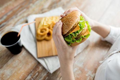 ハンバーガーを食べようとしているところの写真