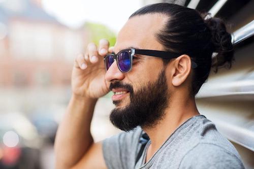 サングラスをかけたマンバンヘアの男性の写真