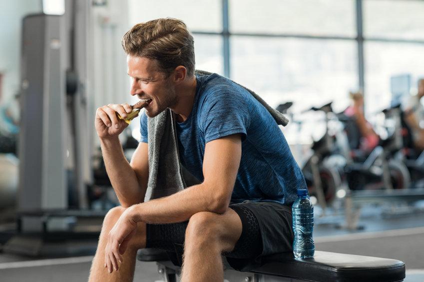 プロテインバーを食べる男性