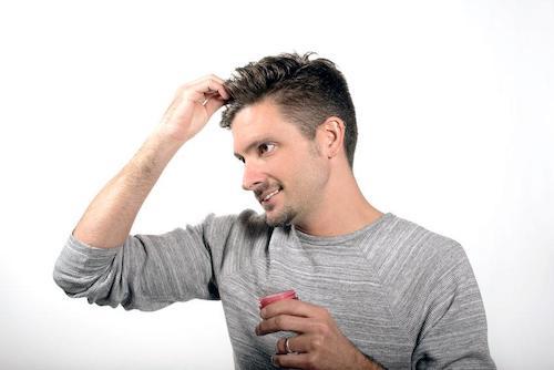 髪をセットする男性の写真