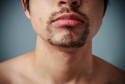 中途半端にお手入れされた髭の男性のイメージ写真