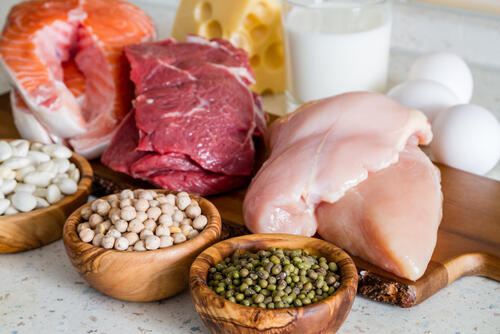 筋肉の強化に必要な肉などビタミンやたんぱく質が豊富に含まれた食材の写真