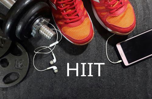 「HIIT」の文字とトレーニングシューズなどの写真