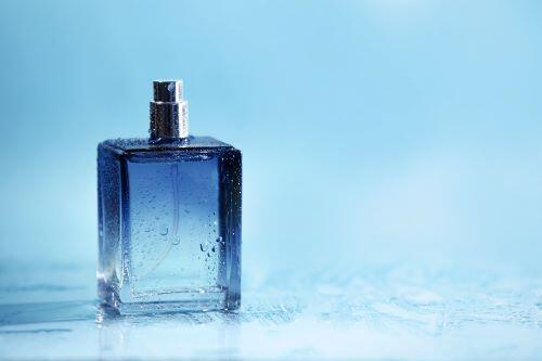 鮮やかなブルーの香水の写真