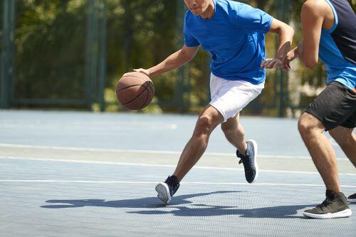 バスケットボールをする男性の写真