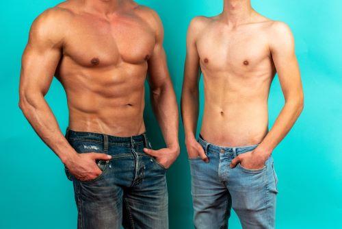 ほどよく筋肉が付いた男性と、やや細めで体脂肪率が低そうな男性の写真