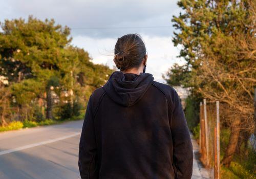 外を歩くマンバンヘアの男性の写真