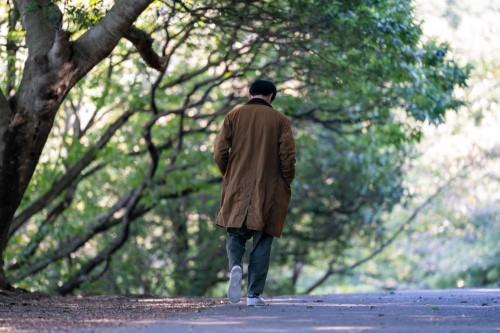 歩く男性の後ろ姿