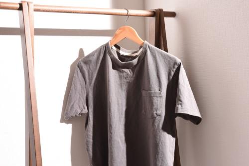 Tシャツをハンガーにかける