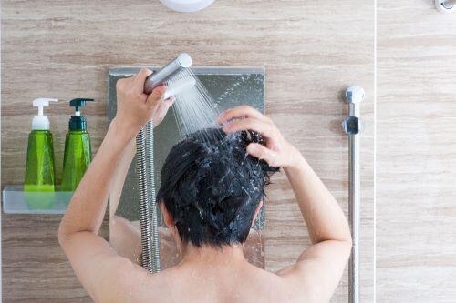 シャワーを浴びる男性の画像