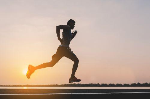 有酸素運動に励む男性の写真