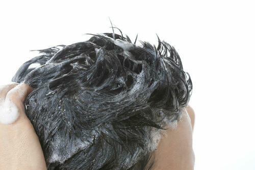 整髪料がついた髪の洗い方知ってる？正しく洗ってフケも予防！