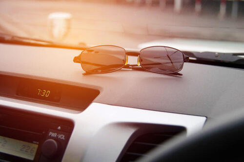 【運転用】車で使うサングラスの選び方！色やレンズでおすすめは？