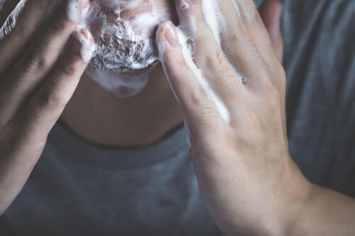 毛穴の汚れ・黒ずみの洗顔方法！メンズにおすすめの洗顔料はコレ