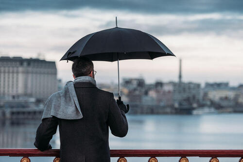 大きい折り畳み傘で全身を雨から守ろう。ビジネスマン向けの傘を紹介