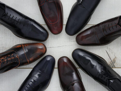 ビジネスカジュアルに合わせる靴の正解は？スニーカーはあり！？