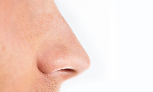 鼻の毛穴の開きは顔のアブラが原因！改善方法を解説。