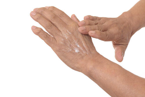 乾燥肌の原因とは？対策方法や保湿クリームの選び方も紹介
