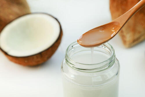 ココナッツオイルで肌の保湿をしよう。効果的な使い方と注意点を解説