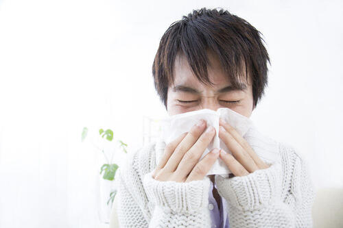鼻のかみすぎで中耳炎や頭痛の可能性も。正しい「かみ方」を知ろう。