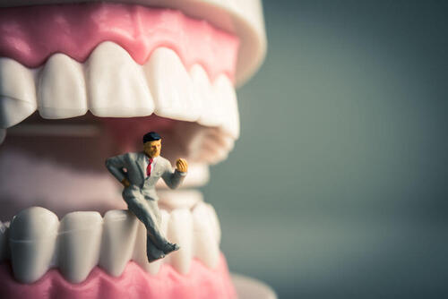 歯が黄色くなる理由と対処法。歯が白くなれば印象も変わる！