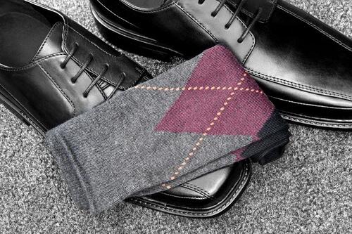 ビジネスで履く靴下の選び方。正しい色や柄、丈のマナーとは？