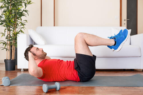 リバースクランチで下腹部を鍛える 腹直筋下部を効率よく鍛える方法 身嗜み オリーブオイルをひとまわし