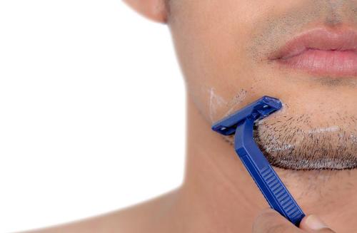 髭剃りの替え刃の適切なペースは？正しい変え方やゴミの出し方も解説