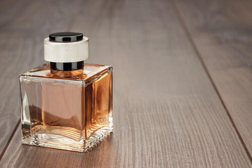 四角い瓶に入った香水のイメージ写真