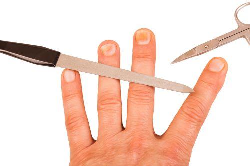 爪をきれいにしたい方必見！カット方法や甘皮処理のやり方を解説