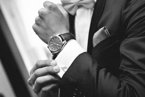 結婚式の参列では時計を付けてもいい？選び方やマナーなど